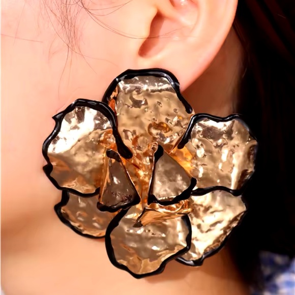 Alizee - ZA Vintage Large Flower Gold Earrings - Picture 3 of 8